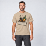 Mann trägt Esc – T-Shirt Unisex in Sand, Ansicht von vorn