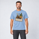 Mann trägt Esc – T-Shirt Unisex in Himmelblau, Ansicht von vorn