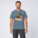 Mann trägt Esc – T-Shirt Unisex in Steinblau, Ansicht von vorn