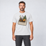 Mann trägt Esc – T-Shirt Unisex in Weiß, Ansicht von vorn