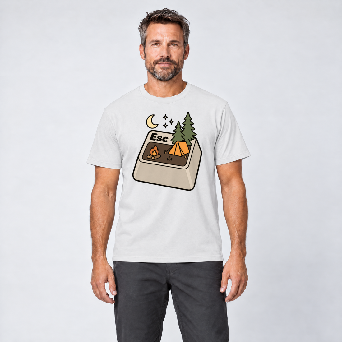 Mann trägt Esc – T-Shirt Unisex in Weiß, Ansicht von vorn