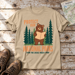 Even the Locals Need a Map – T-Shirt Unisex in Sand, flach liegend auf alten Holzbrettern mit Wanderschuhen und Wanderkarte.