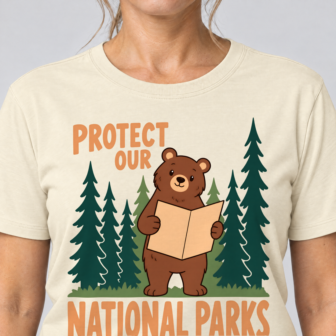 Nahaufnahme des Drucks: Even the Locals Need a Map – T-Shirt Unisex in Natur, von einer Frau getragen