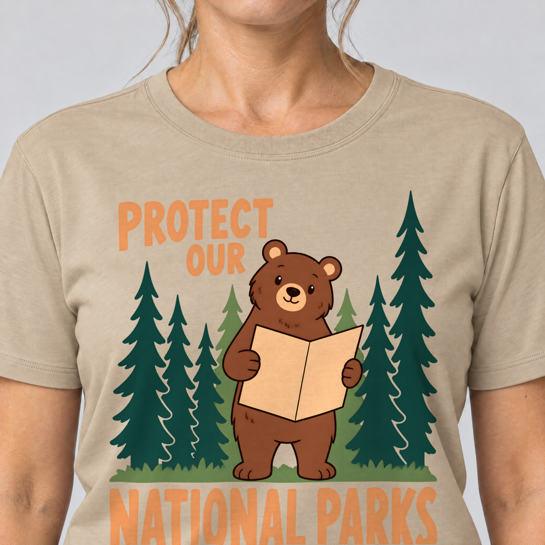 Nahaufnahme des Drucks: Even the Locals Need a Map – T-Shirt Unisex in Sand, von einer Frau getragen