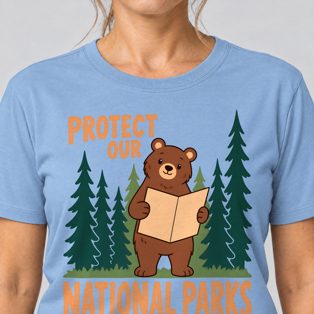 Nahaufnahme des Drucks: Even the Locals Need a Map – T-Shirt Unisex in Himmelblau, von einer Frau getragen