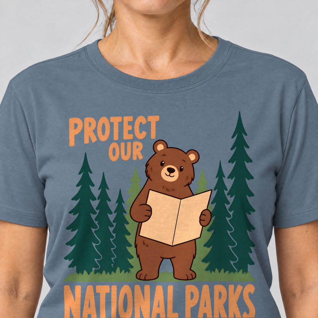 Nahaufnahme des Drucks: Even the Locals Need a Map – T-Shirt Unisex in Steinblau, von einer Frau getragen