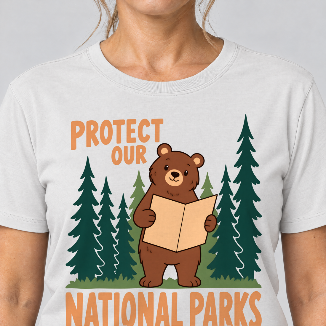 Nahaufnahme des Drucks: Even the Locals Need a Map – T-Shirt Unisex in Weiß, von einer Frau getragen