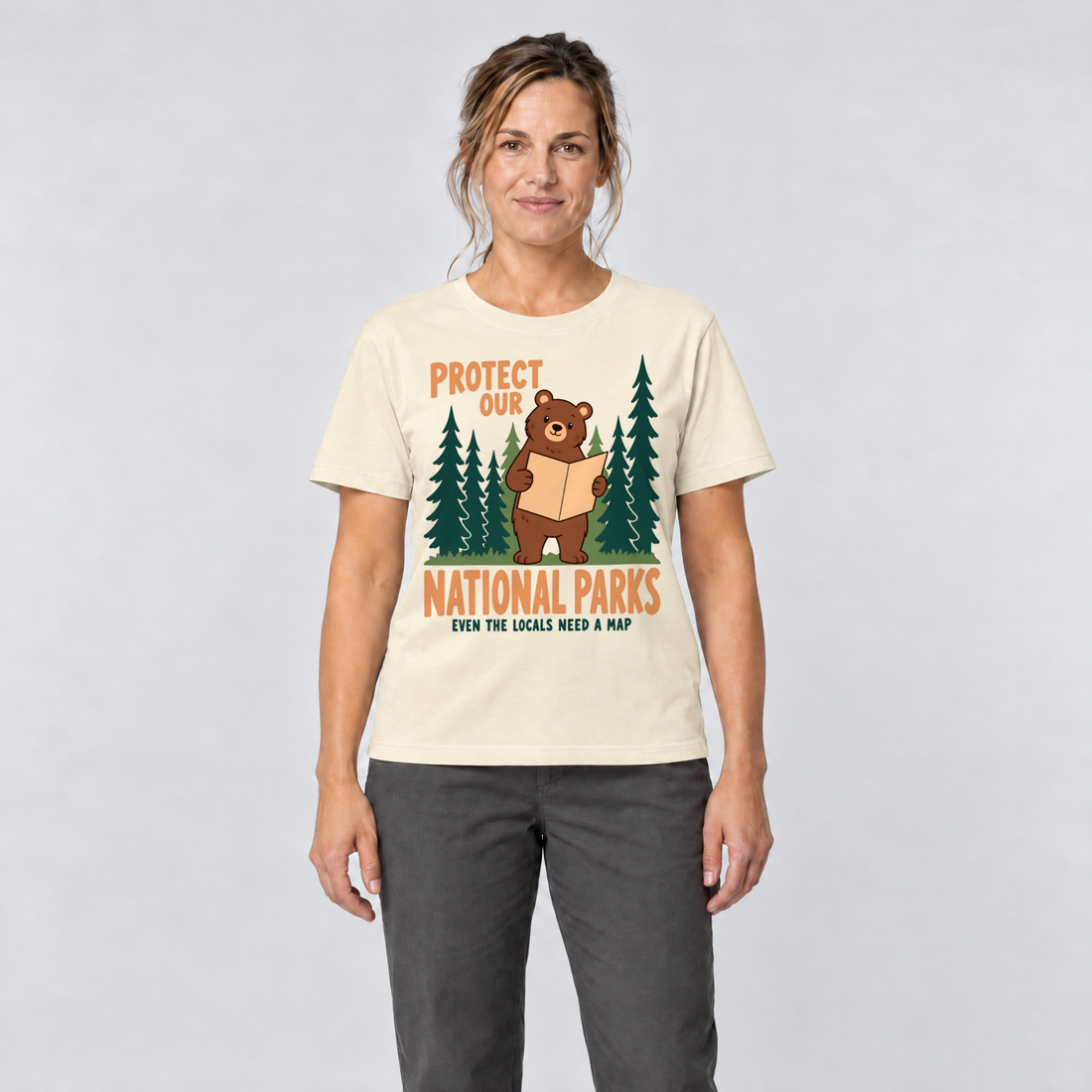 Frau trägt Even the Locals Need a Map – T-Shirt Unisex in Natur, Ansicht von vorn
