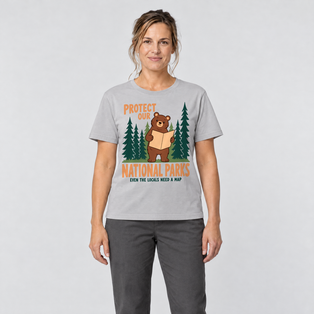 Frau trägt Even the Locals Need a Map – T-Shirt Unisex in Hellgrau, Ansicht von vorn