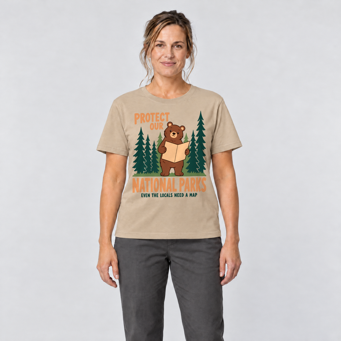 Frau trägt Even the Locals Need a Map – T-Shirt Unisex in Sand, Ansicht von vorn