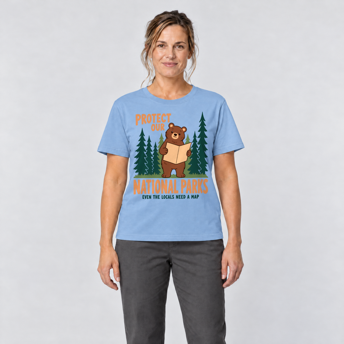 Frau trägt Even the Locals Need a Map – T-Shirt Unisex in Himmelblau, Ansicht von vorn