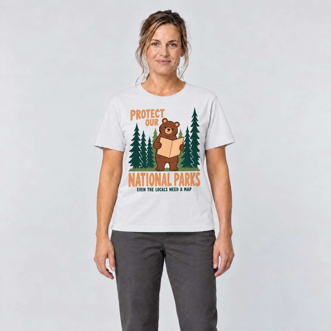 Frau trägt Even the Locals Need a Map – T-Shirt Unisex in Weiß, Ansicht von vorn