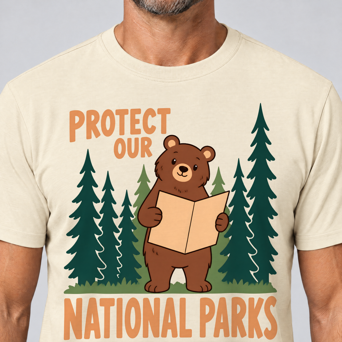 Nahaufnahme des Drucks: Even the Locals Need a Map – T-Shirt Unisex in Natur, von einem Mann getragen