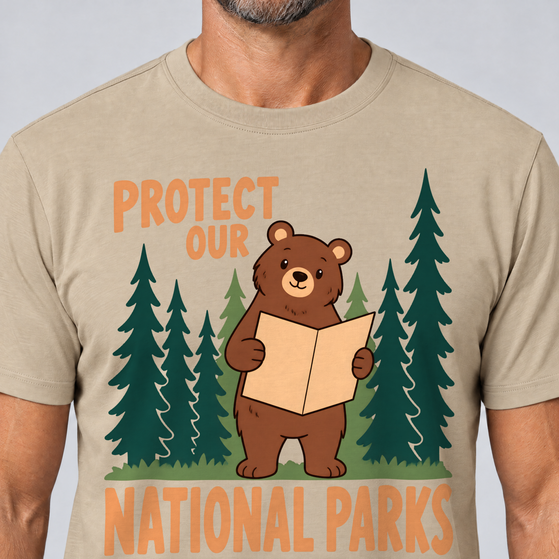 Nahaufnahme des Drucks: Even the Locals Need a Map – T-Shirt Unisex in Sand, von einem Mann getragen