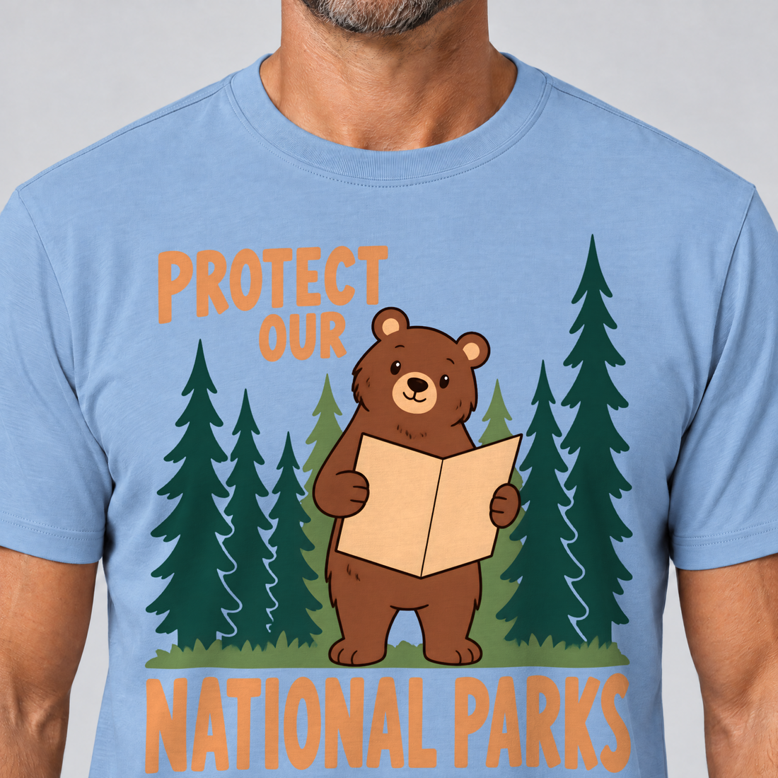 Nahaufnahme des Drucks: Even the Locals Need a Map – T-Shirt Unisex in Himmelblau, von einem Mann getragen