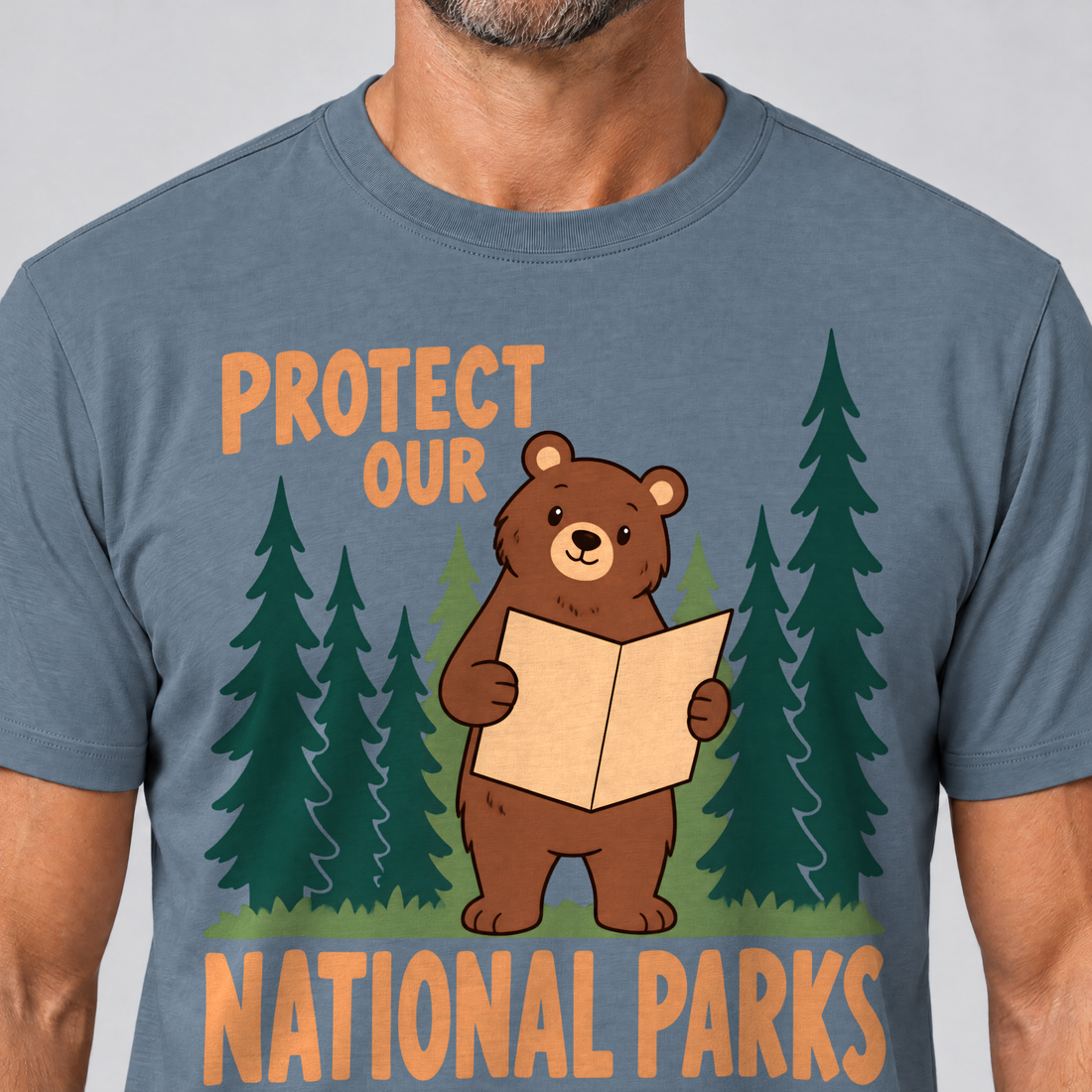 Nahaufnahme des Drucks: Even the Locals Need a Map – T-Shirt Unisex in Steinblau, von einem Mann getragen