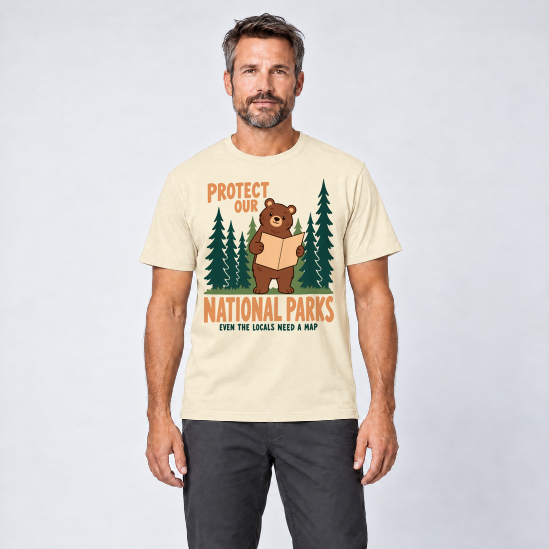 Mann trägt Even the Locals Need a Map – T-Shirt Unisex in Natur, Ansicht von vorn