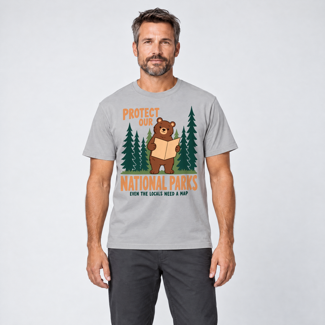 Mann trägt Even the Locals Need a Map – T-Shirt Unisex in Hellgrau, Ansicht von vorn