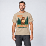 Mann trägt Even the Locals Need a Map – T-Shirt Unisex in Sand, Ansicht von vorn