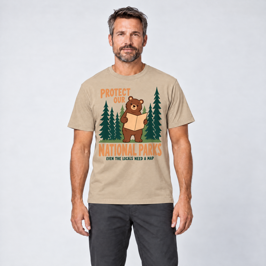 Mann trägt Even the Locals Need a Map – T-Shirt Unisex in Sand, Ansicht von vorn