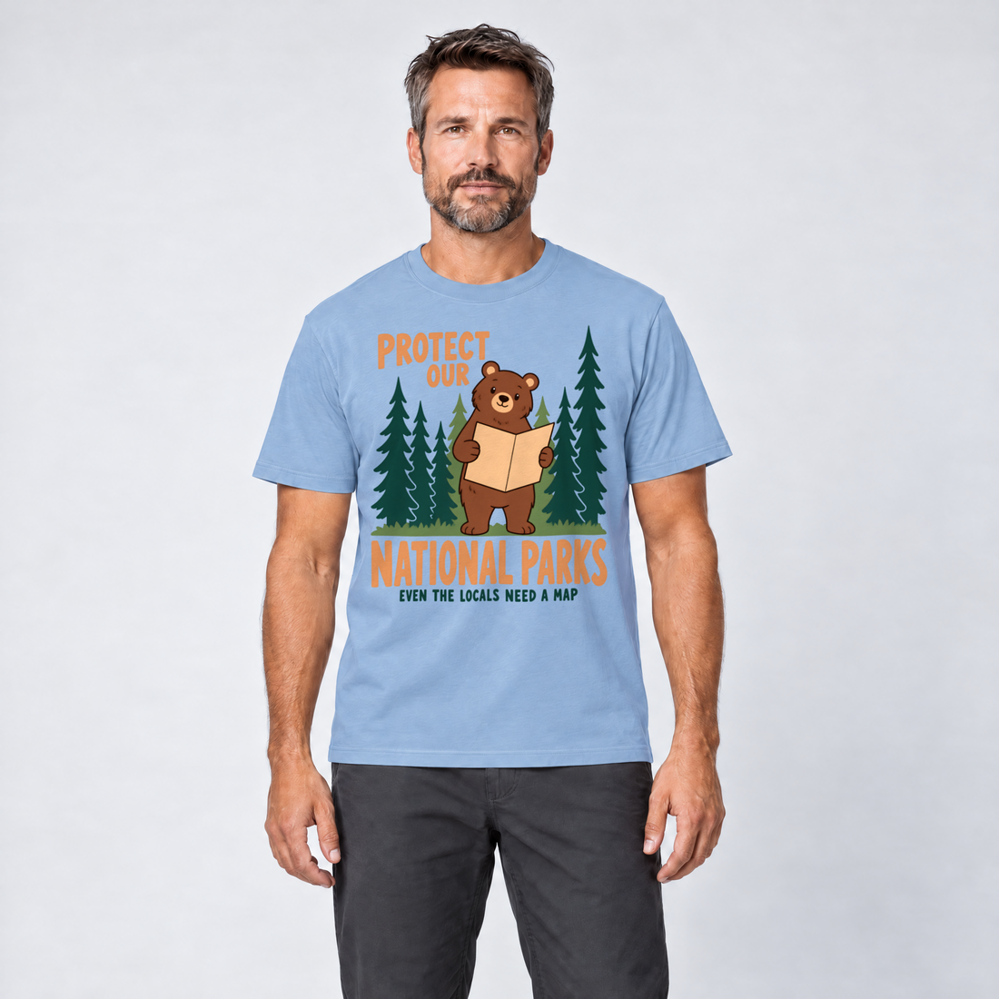Mann trägt Even the Locals Need a Map – T-Shirt Unisex in Himmelblau, Ansicht von vorn