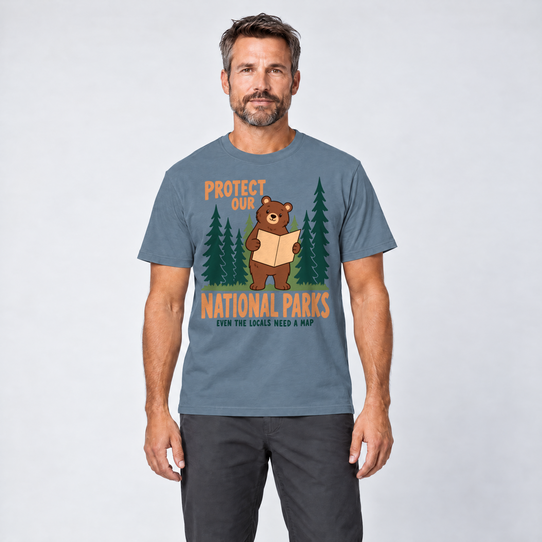 Mann trägt Even the Locals Need a Map – T-Shirt Unisex in Steinblau, Ansicht von vorn