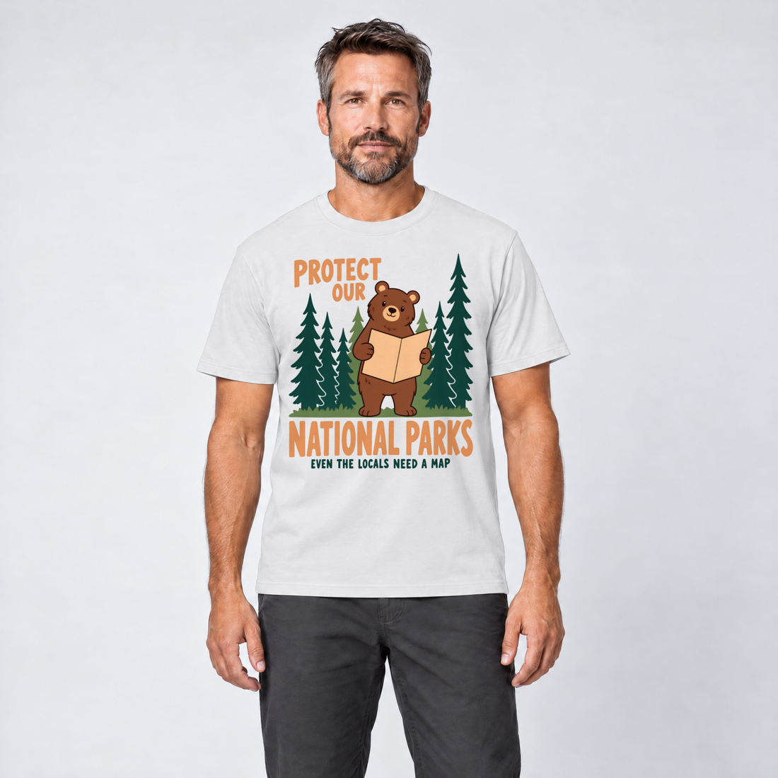 Mann trägt Even the Locals Need a Map – T-Shirt Unisex in Weiß, Ansicht von vorn