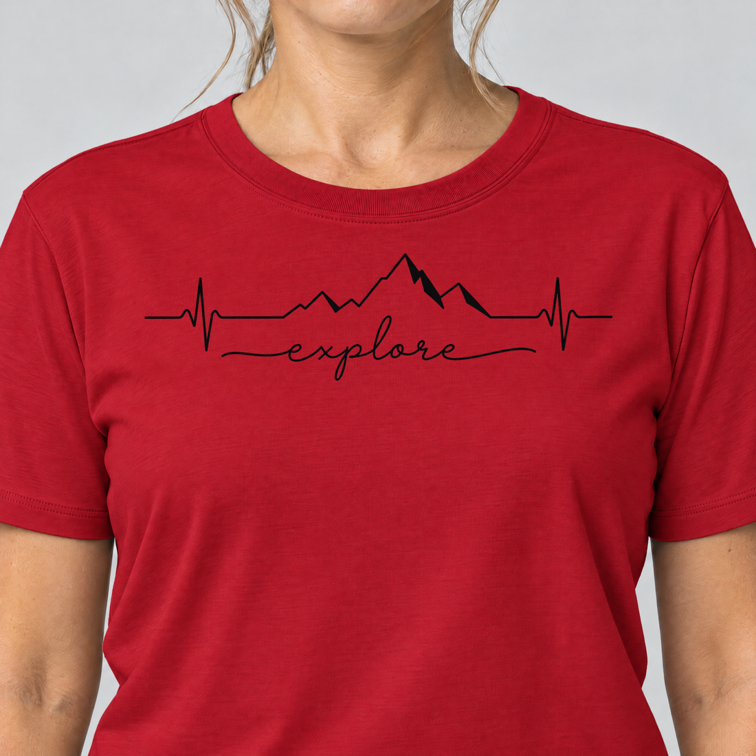 Nahaufnahme des Drucks: Explore Herzschlag – T-Shirt Unisex in Rot, von einer Frau getragen