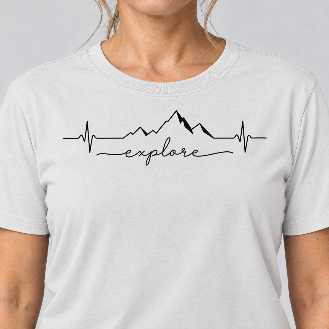 Nahaufnahme des Drucks: Explore Herzschlag – T-Shirt Unisex in Weiß, von einer Frau getragen