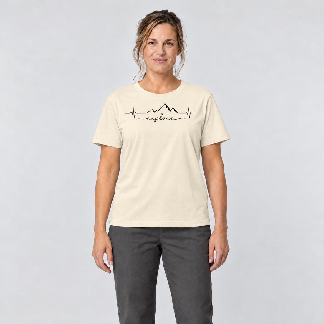 Frau trägt Explore Herzschlag – T-Shirt Unisex in Natur, Ansicht von vorn