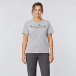 Frau trägt Explore Herzschlag – T-Shirt Unisex in Hellgrau, Ansicht von vorn