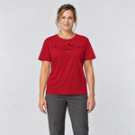 Frau trägt Explore Herzschlag – T-Shirt Unisex in Rot, Ansicht von vorn