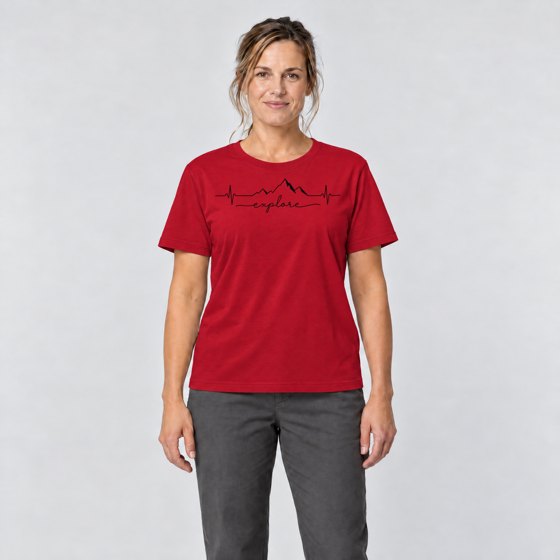 Frau trägt Explore Herzschlag – T-Shirt Unisex in Rot, Ansicht von vorn
