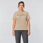 Frau trägt Explore Herzschlag – T-Shirt Unisex in Sand, Ansicht von vorn