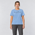 Frau trägt Explore Herzschlag – T-Shirt Unisex in Himmelblau, Ansicht von vorn