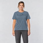 Frau trägt Explore Herzschlag – T-Shirt Unisex in Steinblau, Ansicht von vorn