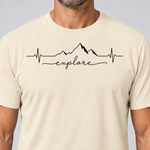 Nahaufnahme des Drucks: Explore Herzschlag – T-Shirt Unisex in Natur, von einem Mann getragen