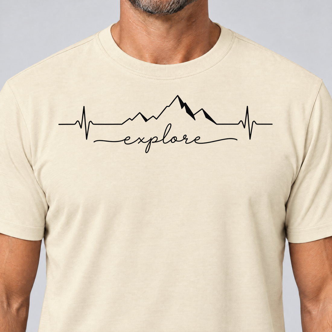 Nahaufnahme des Drucks: Explore Herzschlag – T-Shirt Unisex in Natur, von einem Mann getragen