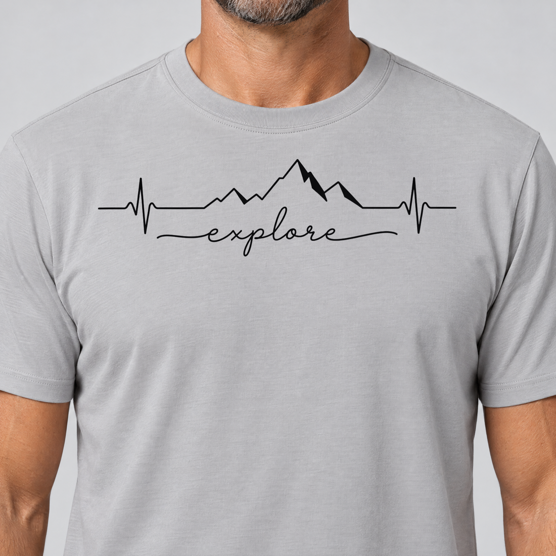 Nahaufnahme des Drucks: Explore Herzschlag – T-Shirt Unisex in Hellgrau, von einem Mann getragen