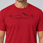 Nahaufnahme des Drucks: Explore Herzschlag – T-Shirt Unisex in Rot, von einem Mann getragen