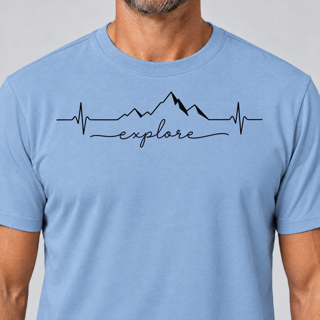Nahaufnahme des Drucks: Explore Herzschlag – T-Shirt Unisex in Himmelblau, von einem Mann getragen