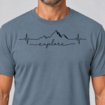 Nahaufnahme des Drucks: Explore Herzschlag – T-Shirt Unisex in Steinblau, von einem Mann getragen