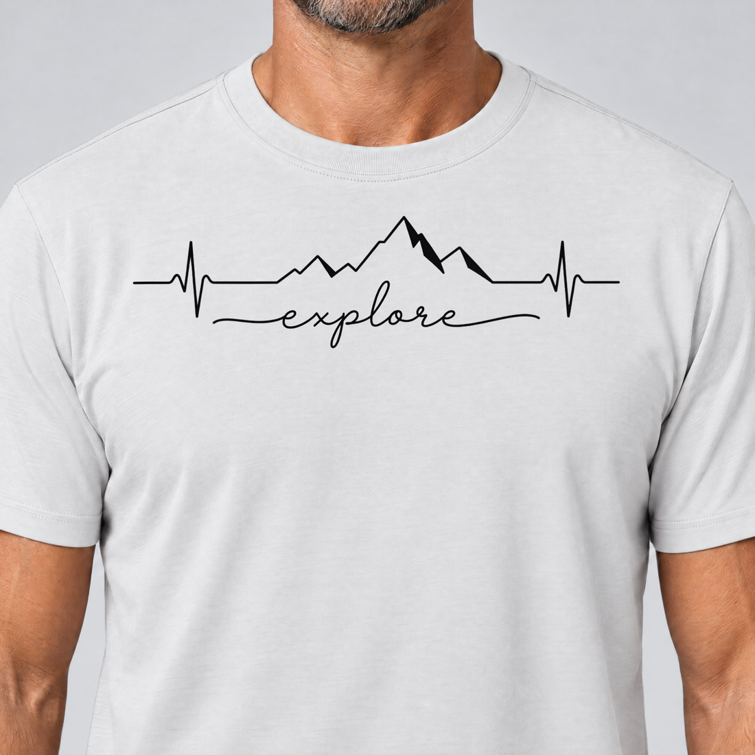 Nahaufnahme des Drucks: Explore Herzschlag – T-Shirt Unisex in Weiß, von einem Mann getragen