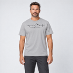 Mann trägt Explore Herzschlag – T-Shirt Unisex in Hellgrau, Ansicht von vorn