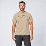Mann trägt Explore Herzschlag – T-Shirt Unisex in Sand, Ansicht von vorn