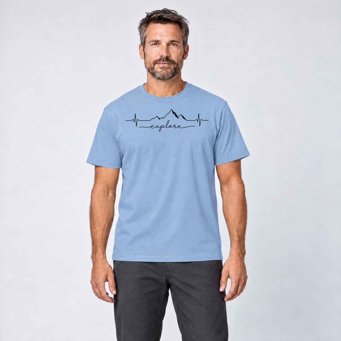 Mann trägt Explore Herzschlag – T-Shirt Unisex in Himmelblau, Ansicht von vorn