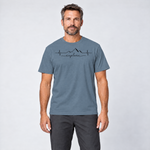 Mann trägt Explore Herzschlag – T-Shirt Unisex in Steinblau, Ansicht von vorn