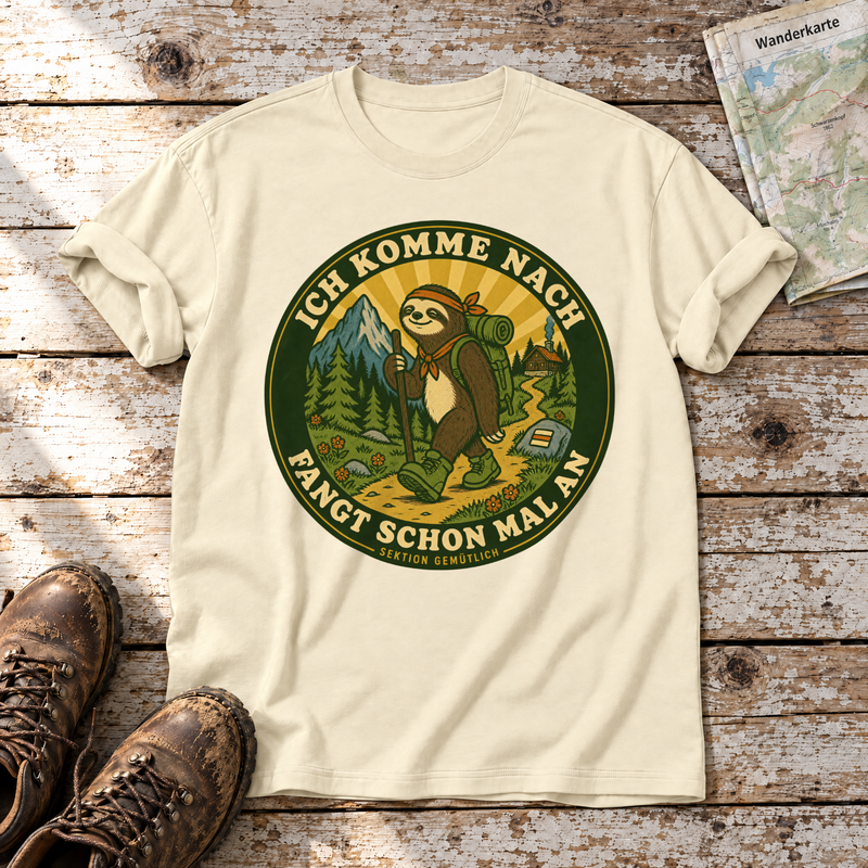 Fangt schon mal an – T-Shirt Unisex in Natur, flach liegend auf alten Holzbrettern mit Wanderschuhen und Wanderkarte.
