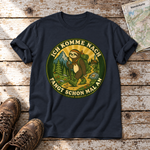 Fangt schon mal an – T-Shirt Unisex in Navy, flach liegend auf alten Holzbrettern mit Wanderschuhen und Wanderkarte.