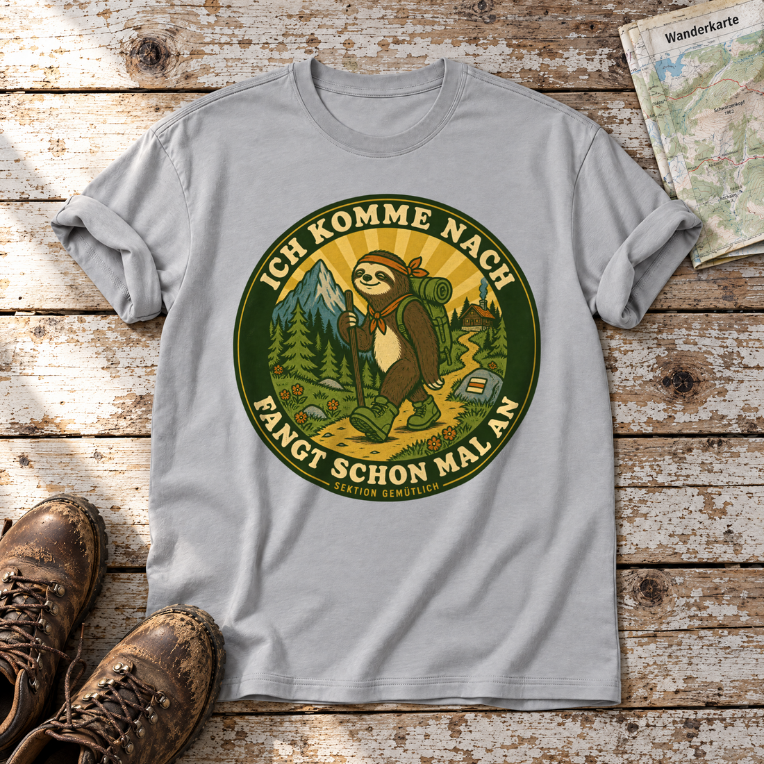 Fangt schon mal an – T-Shirt Unisex in Hellgrau, flach liegend auf alten Holzbrettern mit Wanderschuhen und Wanderkarte.